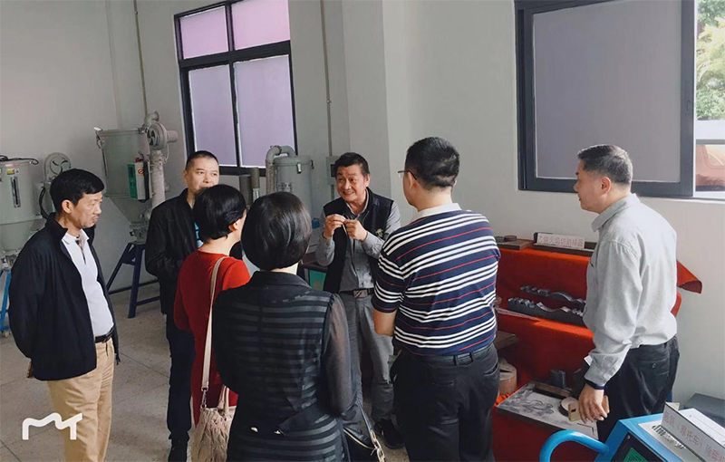 汕頭市、區(qū)兩級(jí)稅務(wù)局領(lǐng)導(dǎo)一行蒞臨我司走訪調(diào)研